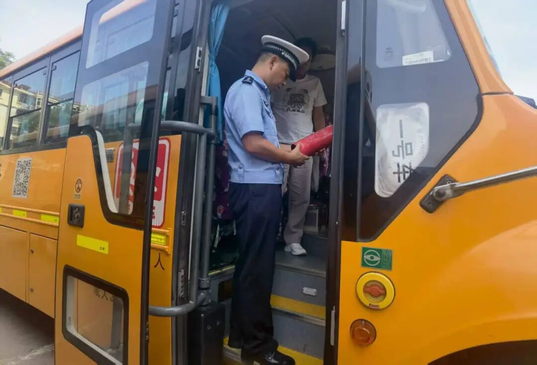 秋季開學(xué)，你家孩子坐的校車被“查”了......