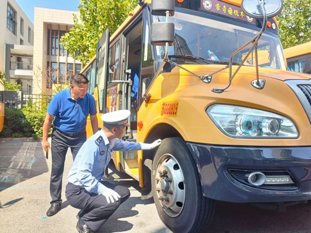 秋季開學(xué)，你家孩子坐的校車被“查”了......