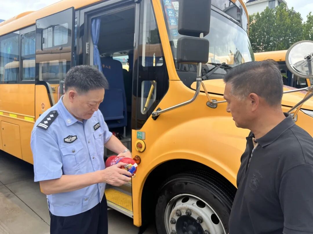 秋季開學(xué)，你家孩子坐的校車被“查”了......