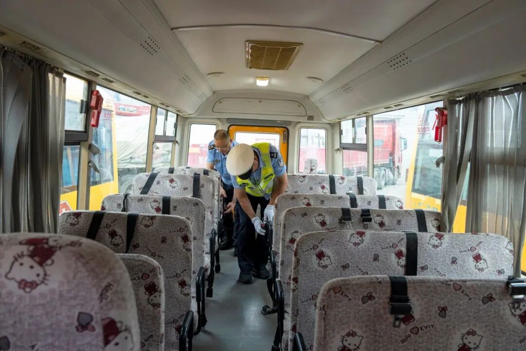 秋季開學(xué)，你家孩子坐的校車被“查”了......