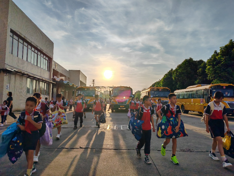 開學(xué)首日，3.8萬名學(xué)生乘佛汽校車返校