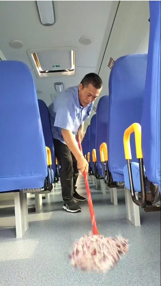 開學(xué)首日，3.8萬名學(xué)生乘佛汽校車返校