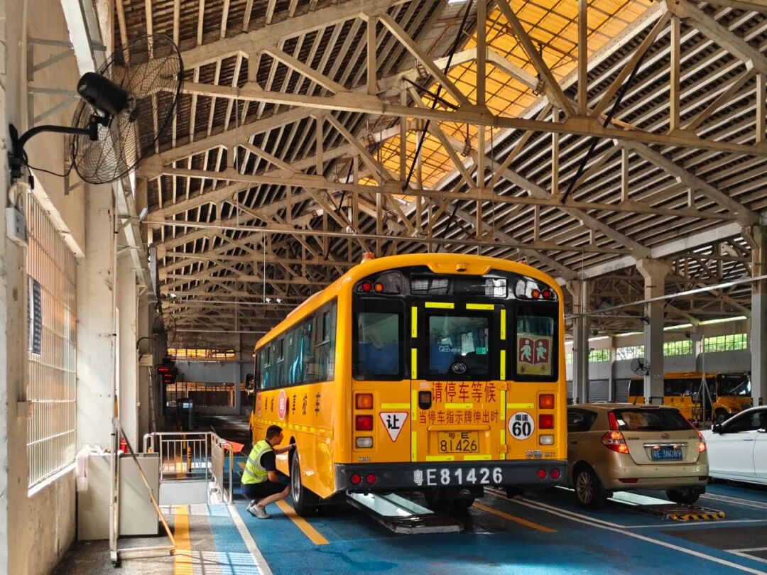 開學(xué)首日，3.8萬名學(xué)生乘佛汽校車返校