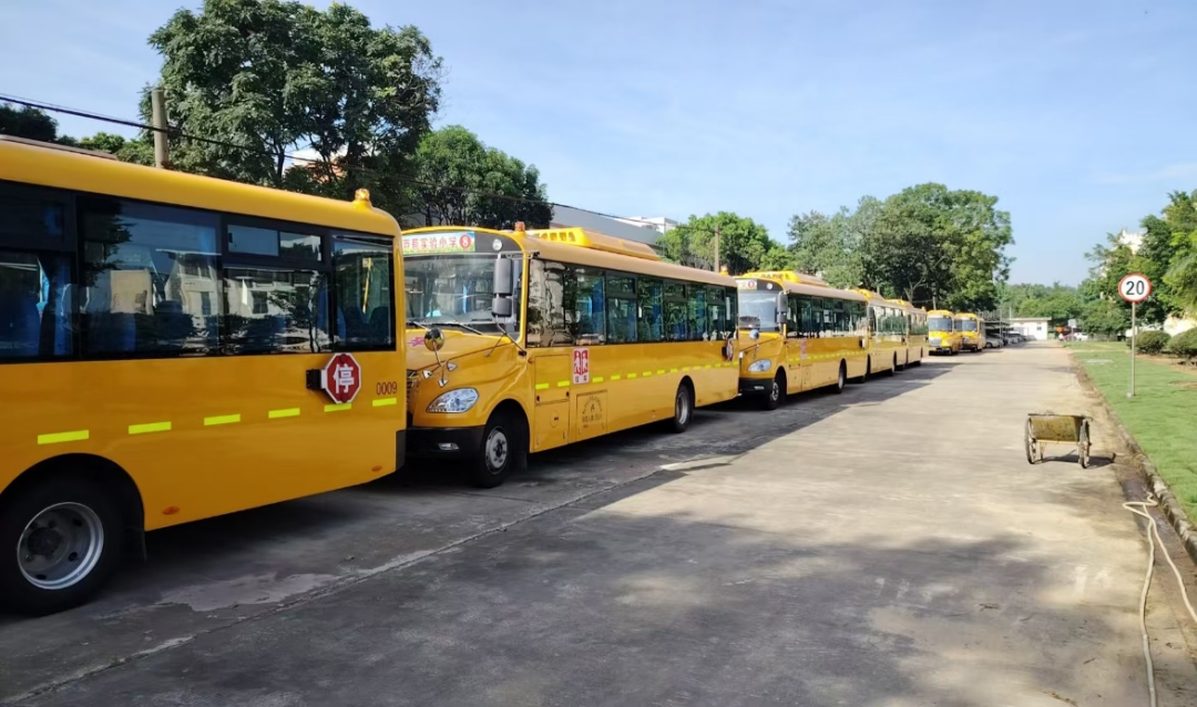 開學(xué)首日，3.8萬名學(xué)生乘佛汽校車返校