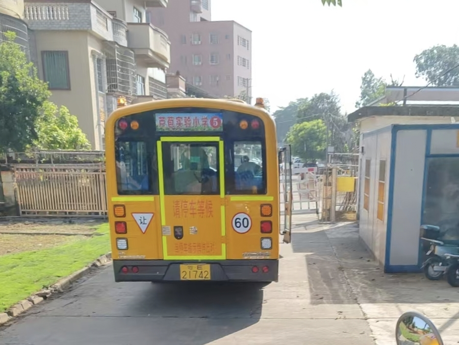 開學(xué)首日，3.8萬名學(xué)生乘佛汽校車返校