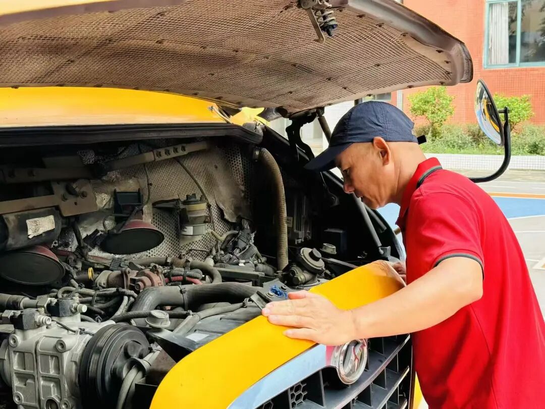 實(shí)幼安全筑牢安全防線，護(hù)航幼兒出行——蘆苞實(shí)驗(yàn)幼兒園校車安全應(yīng)急演練