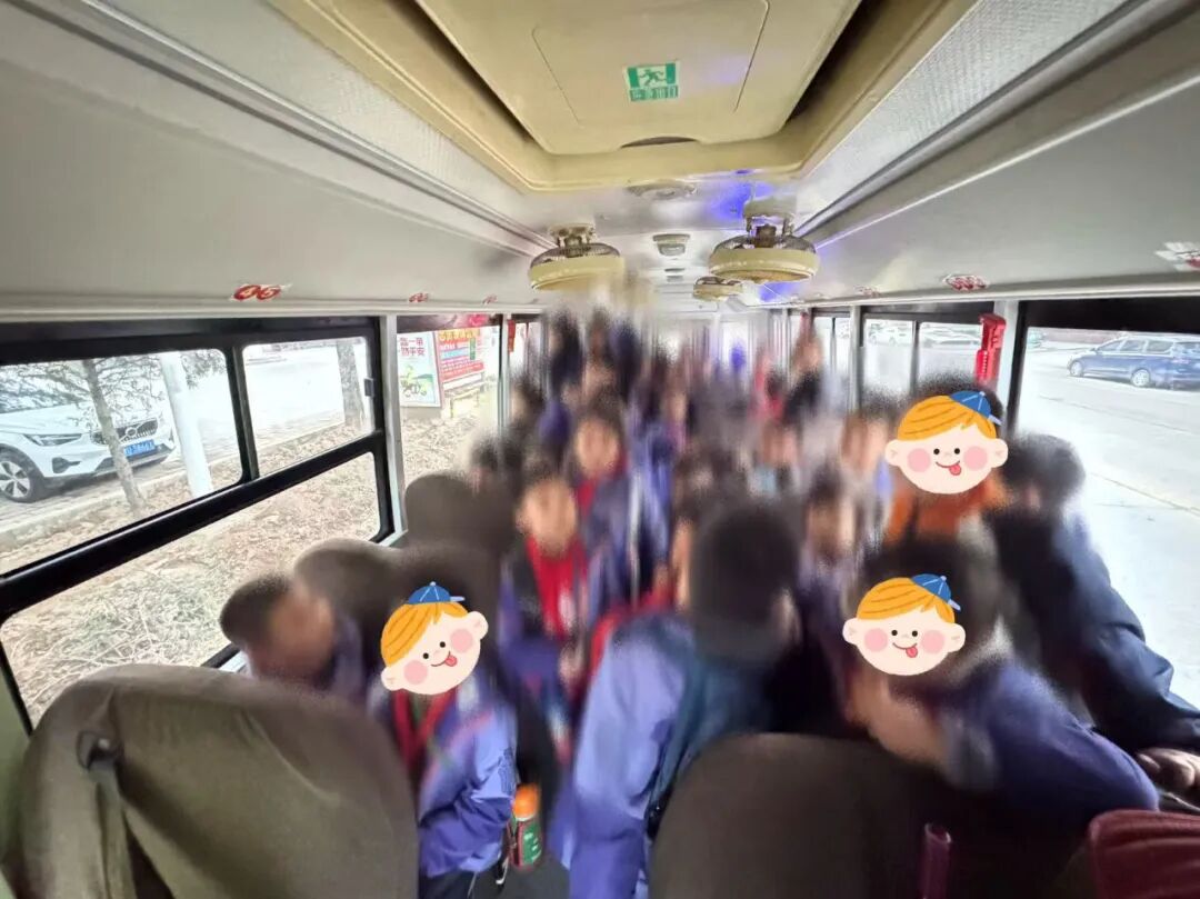 【冬季行動(dòng)】交通安全百日行動(dòng)：學(xué)生校車(chē)超員，河津公安交警及時(shí)查獲轉(zhuǎn)運(yùn)消隱患