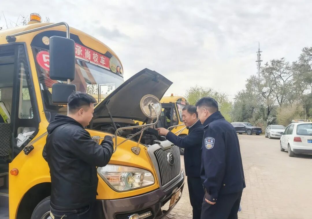 【工作動(dòng)態(tài)】郊區(qū)交警大隊(duì)聯(lián)合多部門(mén)開(kāi)展校車安全專項(xiàng)檢查 【工作動(dòng)態(tài)】郊區(qū)交警大隊(duì)聯(lián)合多部門(mén)開(kāi)展校車安全專項(xiàng)檢查