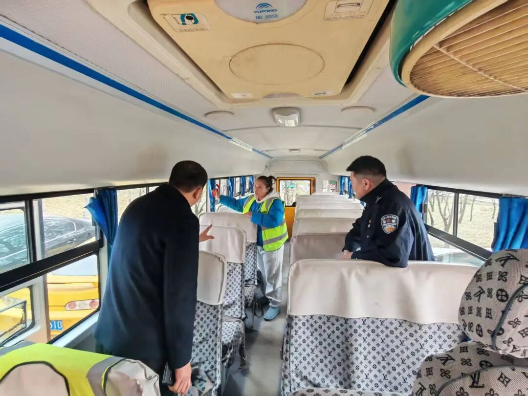 【工作動(dòng)態(tài)】郊區(qū)交警大隊(duì)聯(lián)合多部門(mén)開(kāi)展校車安全專項(xiàng)檢查 【工作動(dòng)態(tài)】郊區(qū)交警大隊(duì)聯(lián)合多部門(mén)開(kāi)展校車安全專項(xiàng)檢查