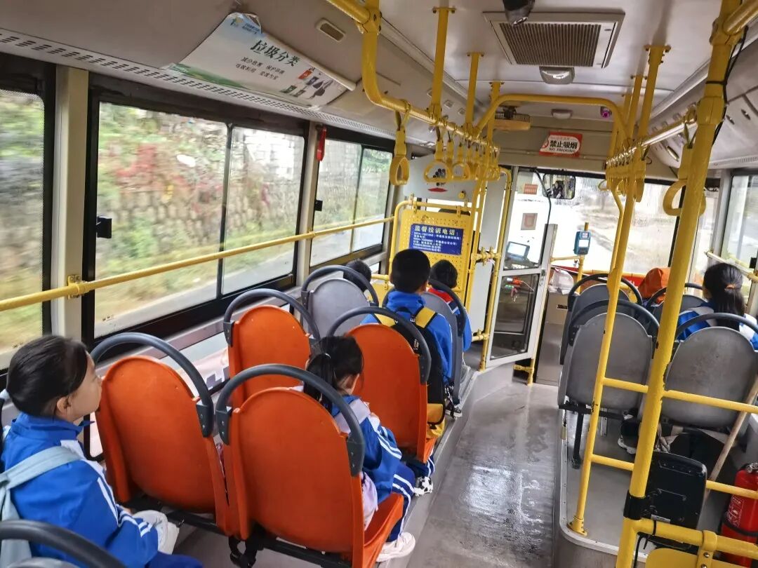 愛心護航：海清鄉(xiāng)鎮(zhèn)公益校車溫暖啟程！