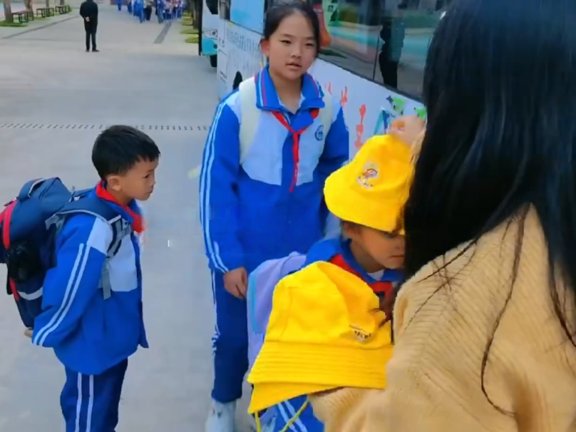 愛心護航：海清鄉(xiāng)鎮(zhèn)公益校車溫暖啟程！