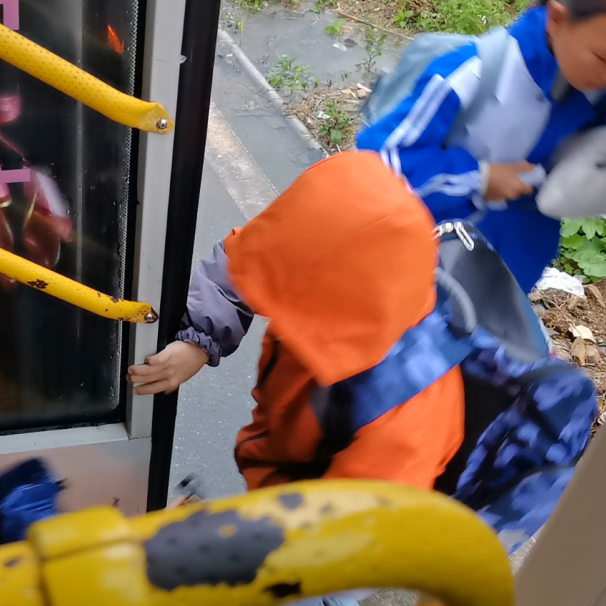 愛心護航：海清鄉(xiāng)鎮(zhèn)公益校車溫暖啟程！