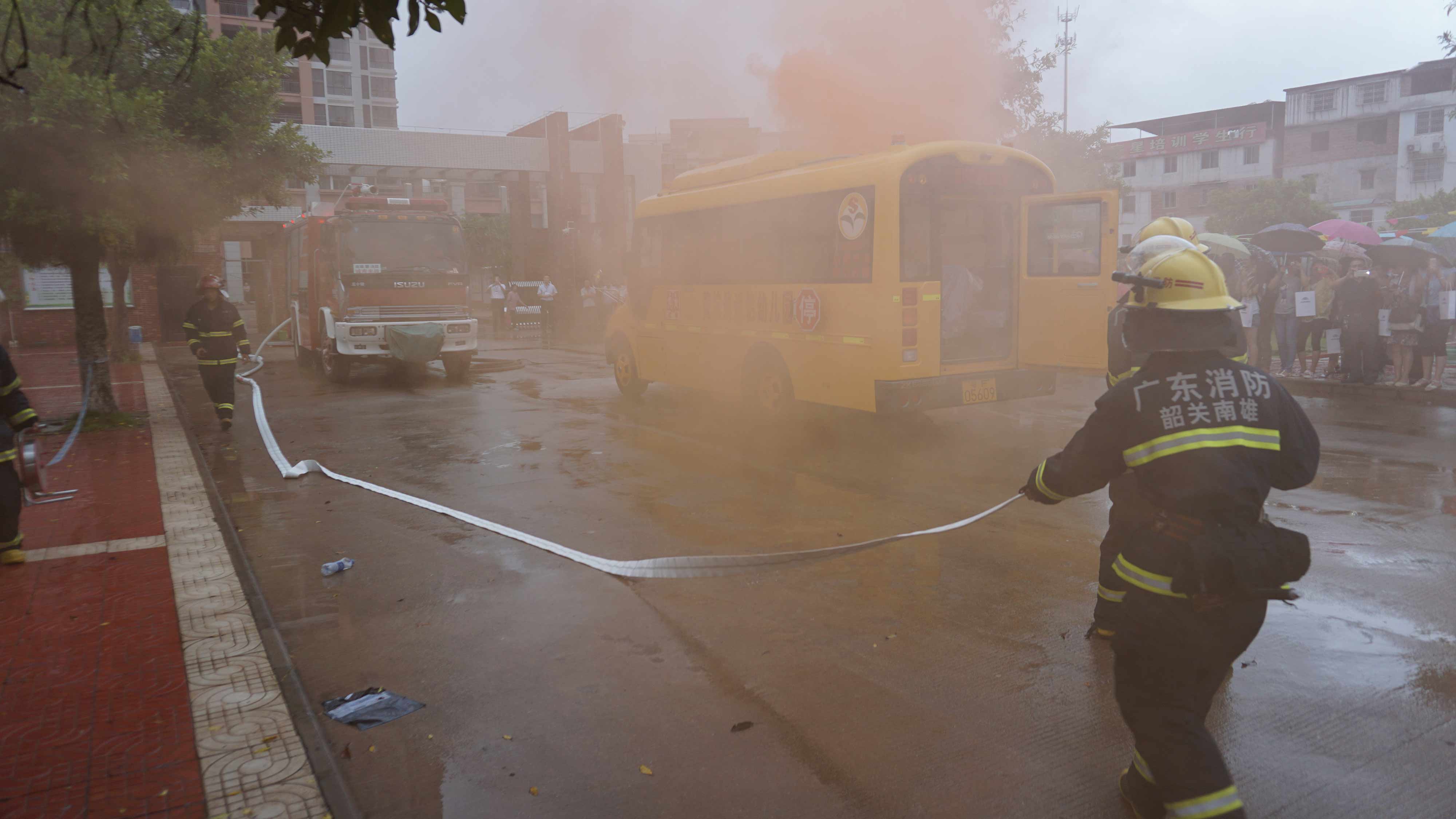 廣東南雄市校車安全大講堂現(xiàn)場(chǎng)演習(xí)