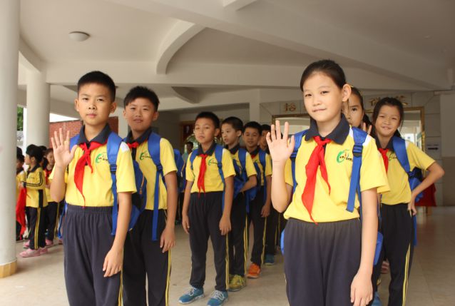 參加消防演練的學(xué)生