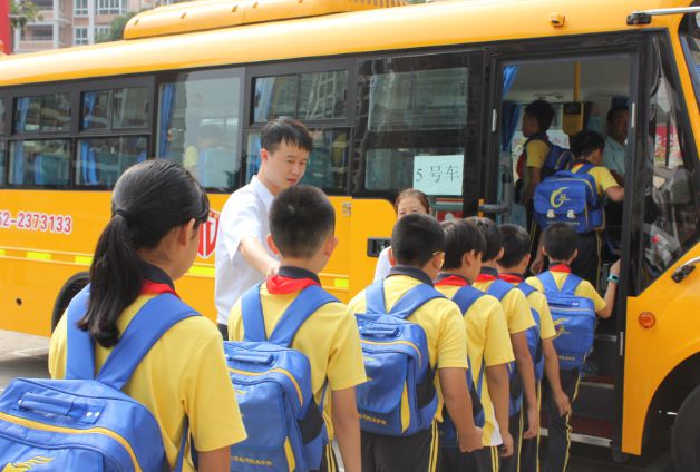 學(xué)生排隊(duì)上車