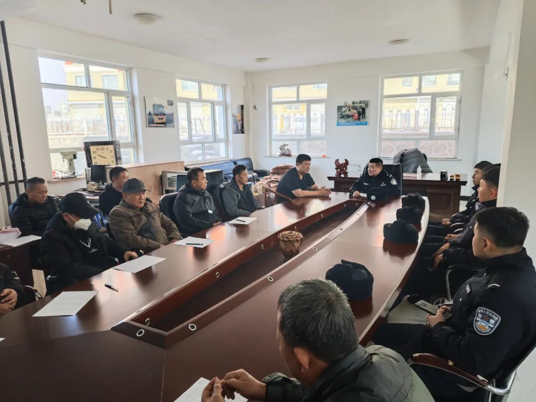 三零創(chuàng)建|白山交警渾江區(qū)大隊走進童安校車開展校車安全大檢查 圖片