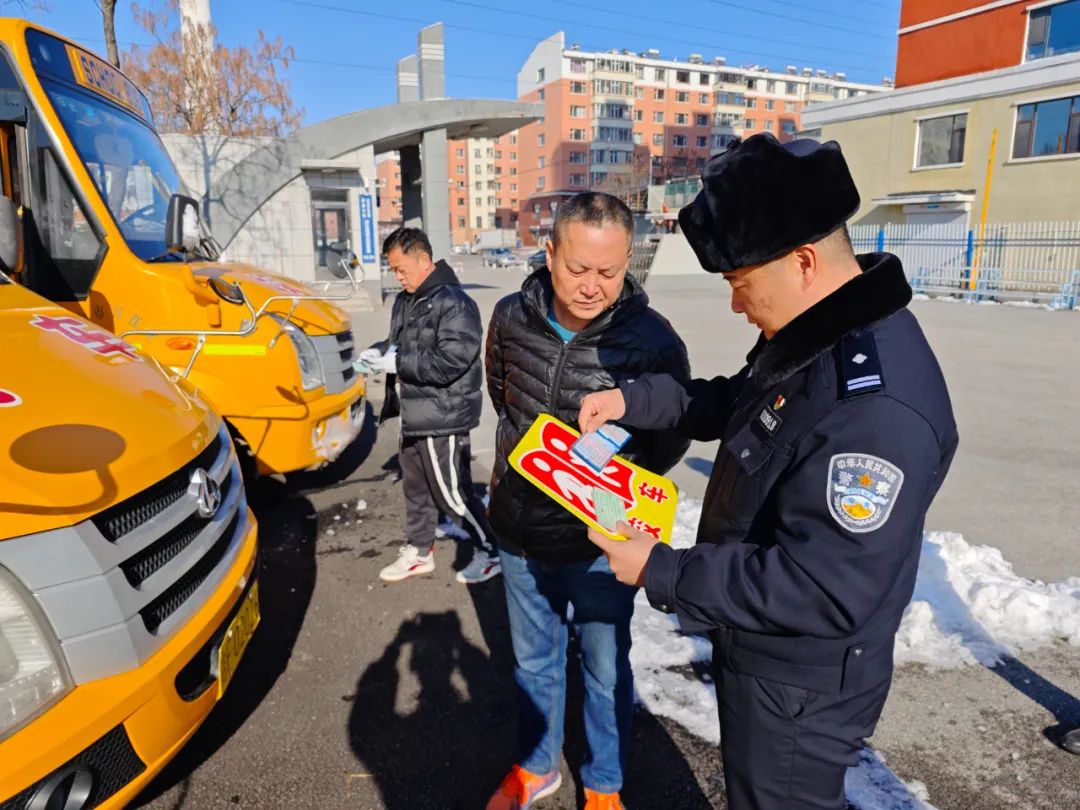 三零創(chuàng)建|白山交警渾江區(qū)大隊走進童安校車開展校車安全大檢查 圖片