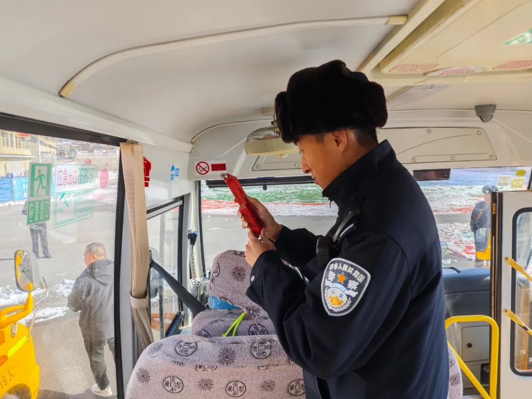 三零創(chuàng)建|白山交警渾江區(qū)大隊走進童安校車開展校車安全大檢查 圖片