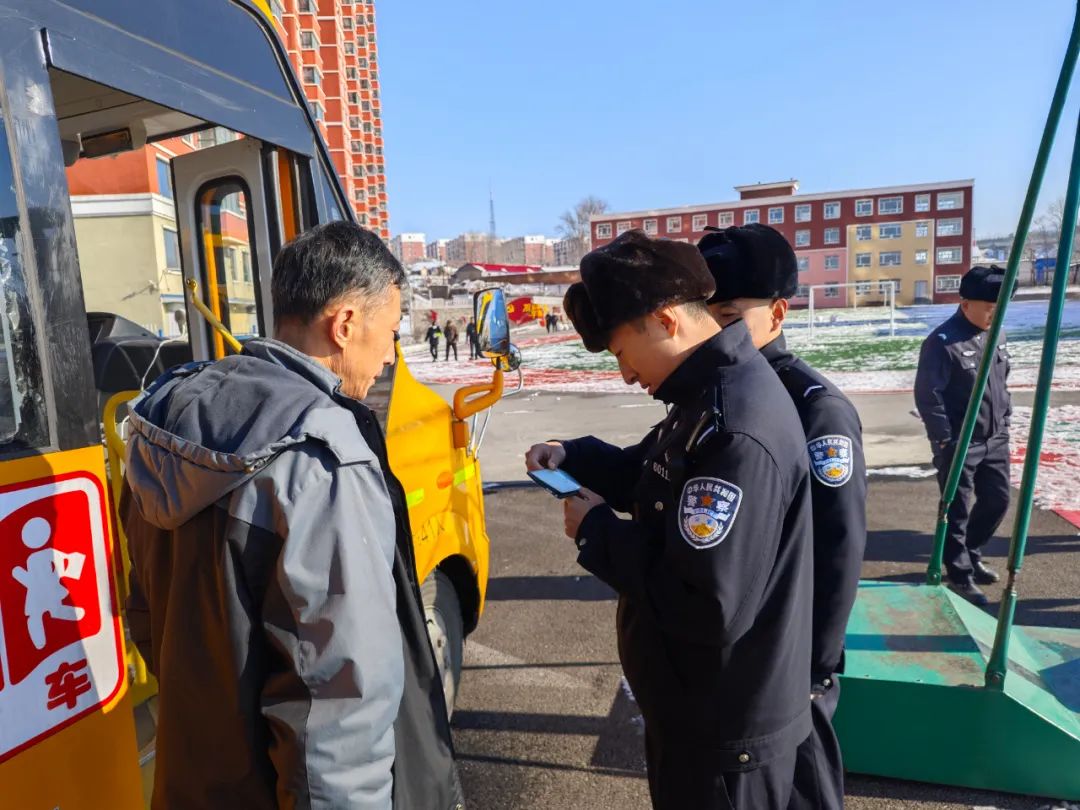 三零創(chuàng)建|白山交警渾江區(qū)大隊走進童安校車開展校車安全大檢查 圖片