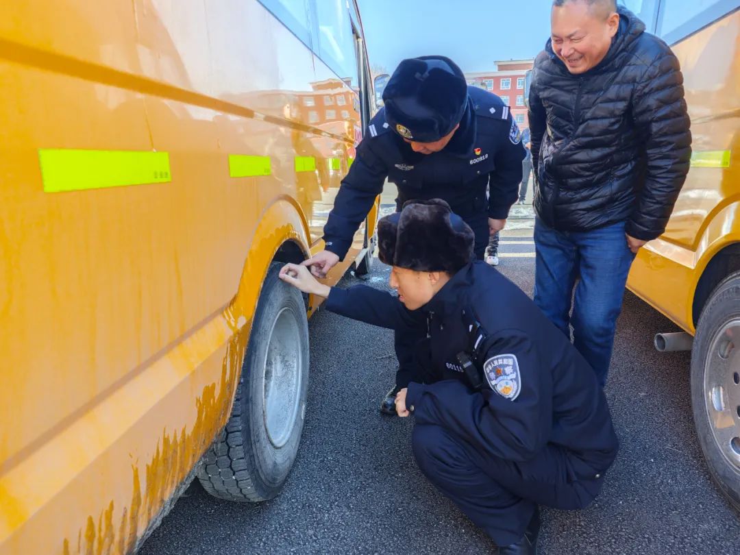 三零創(chuàng)建|白山交警渾江區(qū)大隊走進童安校車開展校車安全大檢查 圖片