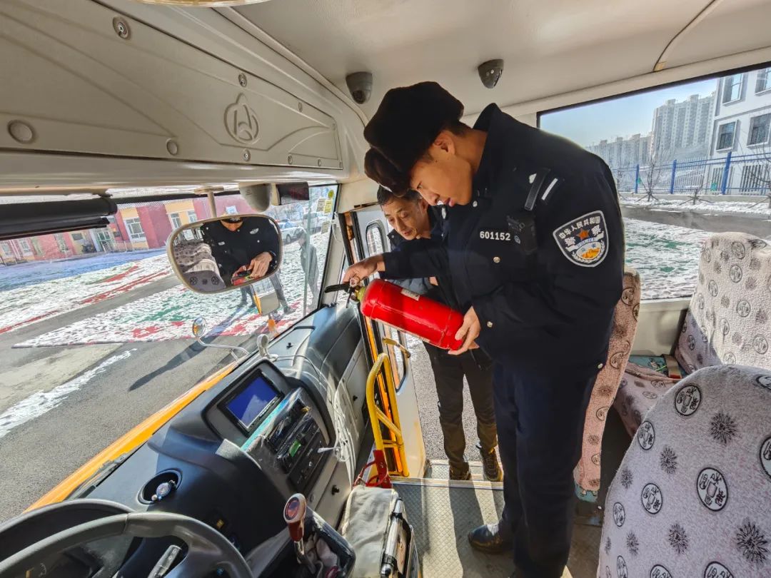 三零創(chuàng)建|白山交警渾江區(qū)大隊走進童安校車開展校車安全大檢查 圖片