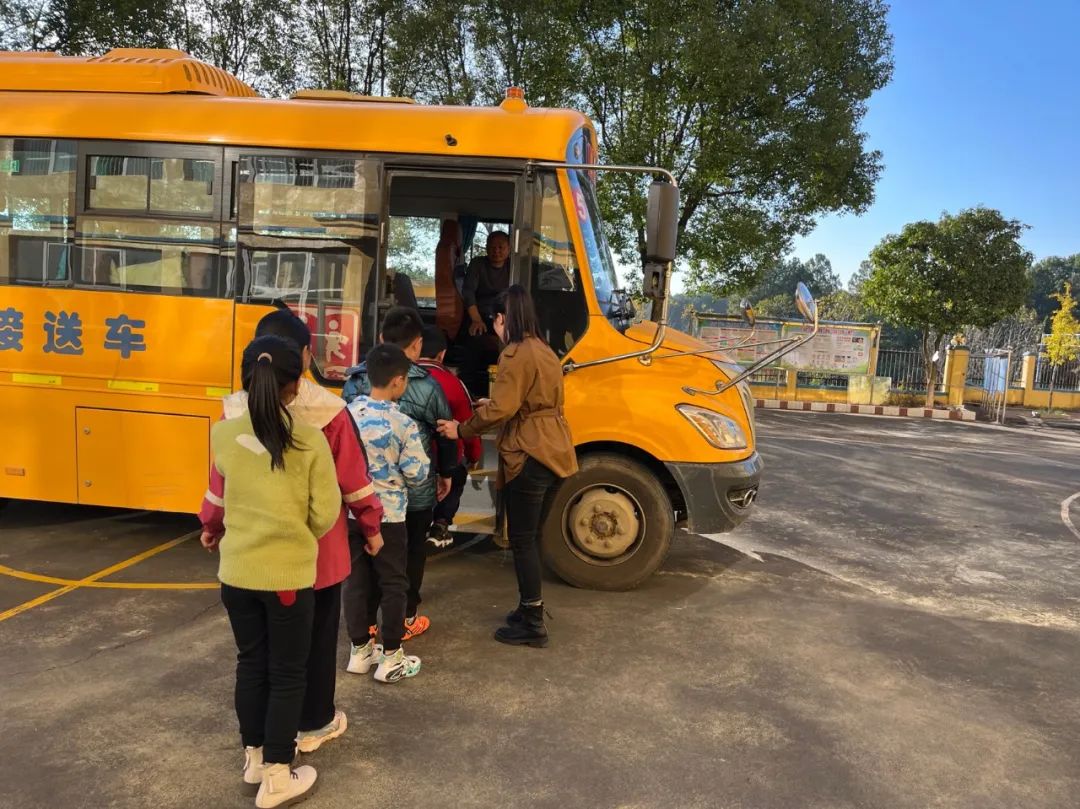 為愛護(hù)航 校車安全伴我行 | 雛飛小學(xué)校車安全演練 圖片