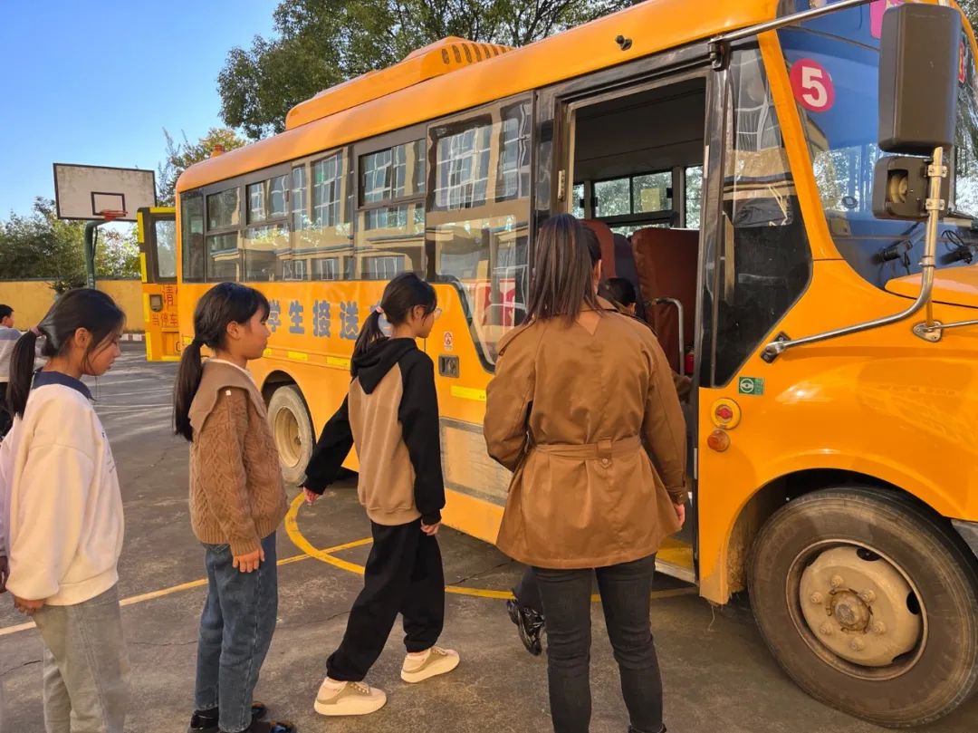 為愛護(hù)航 校車安全伴我行 | 雛飛小學(xué)校車安全演練 圖片