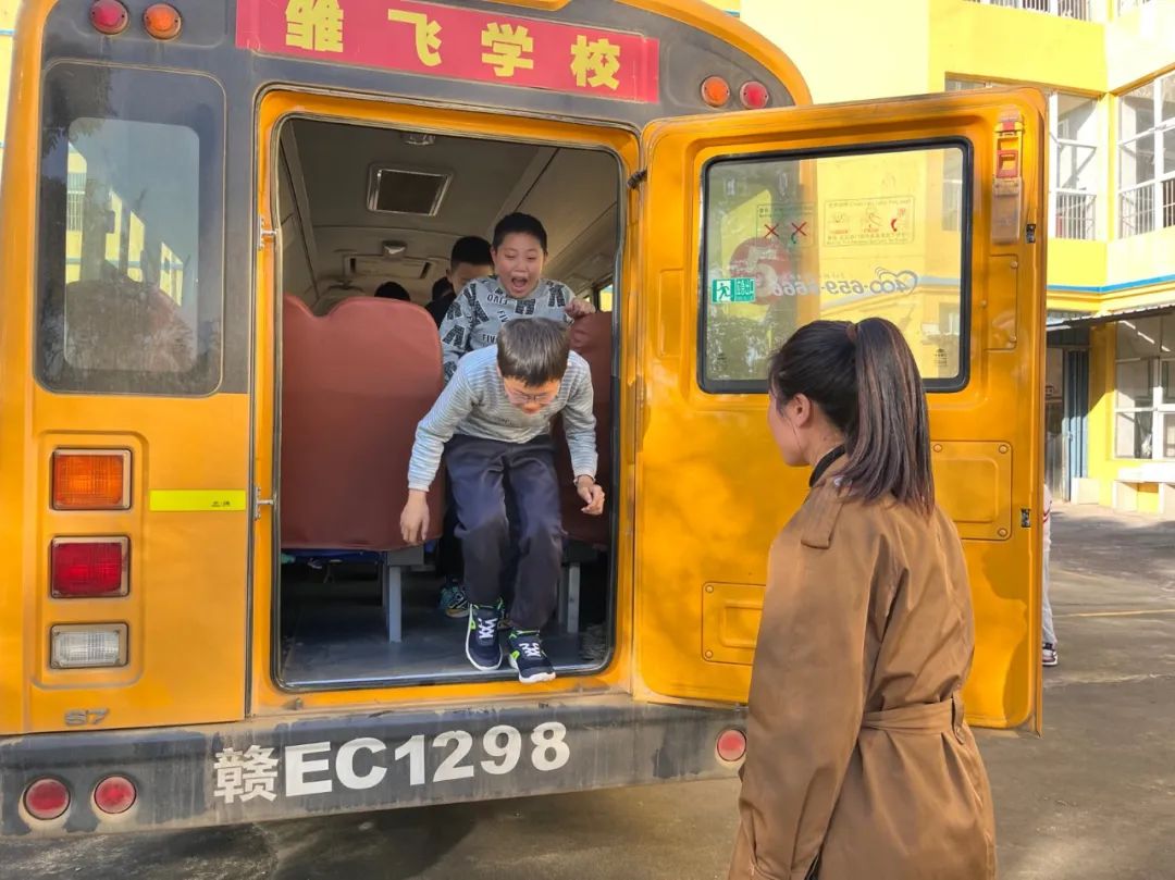 為愛護(hù)航 校車安全伴我行 | 雛飛小學(xué)校車安全演練 圖片