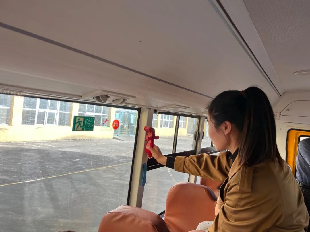 為愛護(hù)航 校車安全伴我行 | 雛飛小學(xué)校車安全演練 圖片