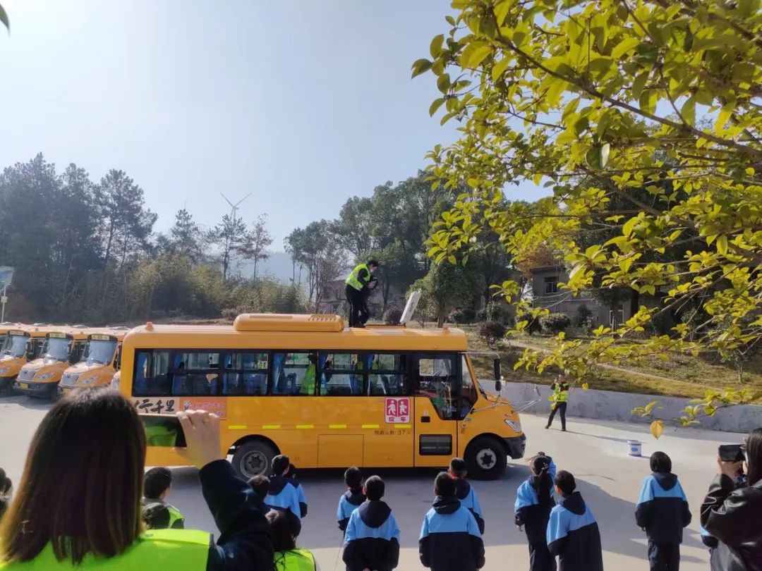 安全演練不松懈 校車安全伴我行 安全演練不松懈 校車安全伴我行