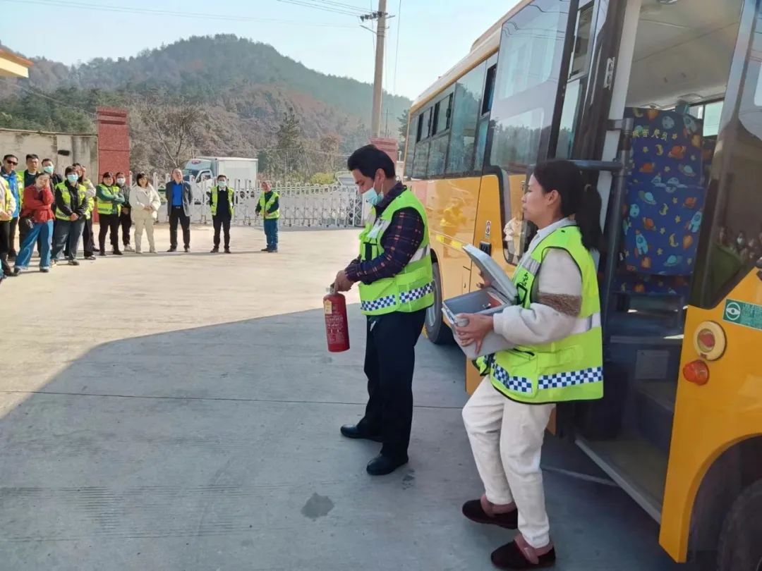 安全演練不松懈 校車安全伴我行 安全演練不松懈 校車安全伴我行