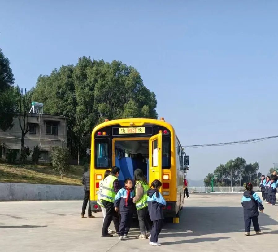 安全演練不松懈 校車安全伴我行 安全演練不松懈 校車安全伴我行