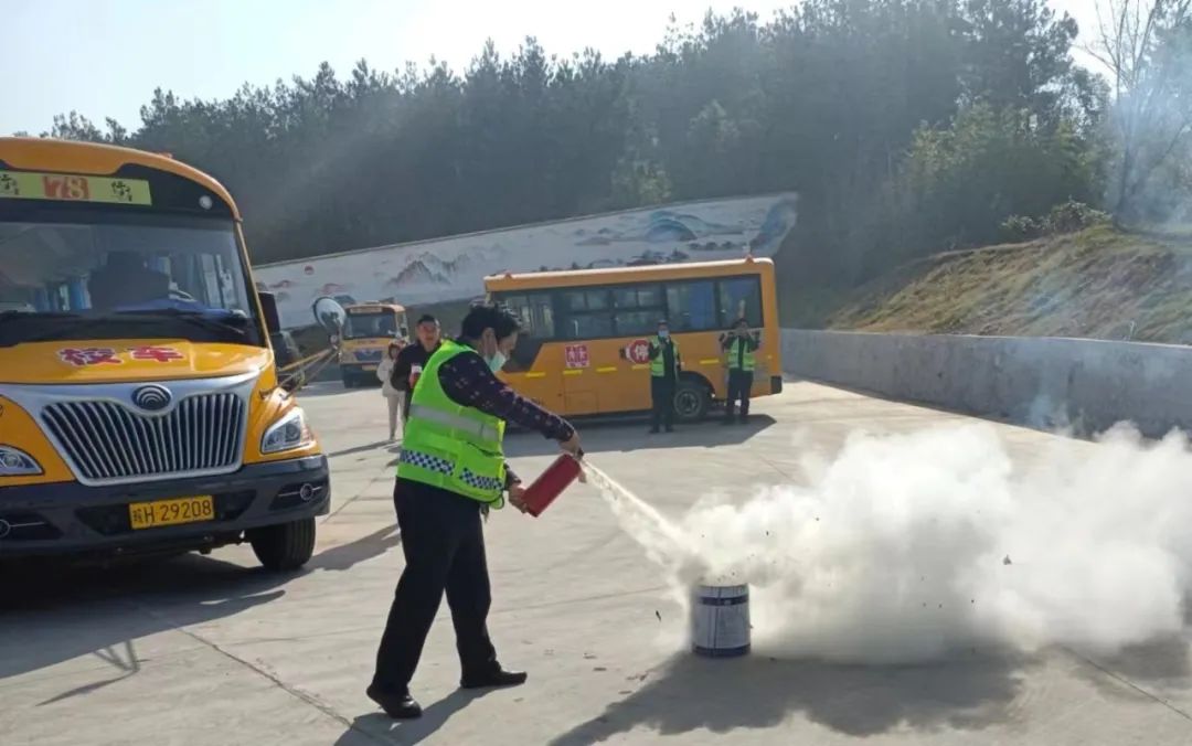 安全演練不松懈 校車安全伴我行 安全演練不松懈 校車安全伴我行