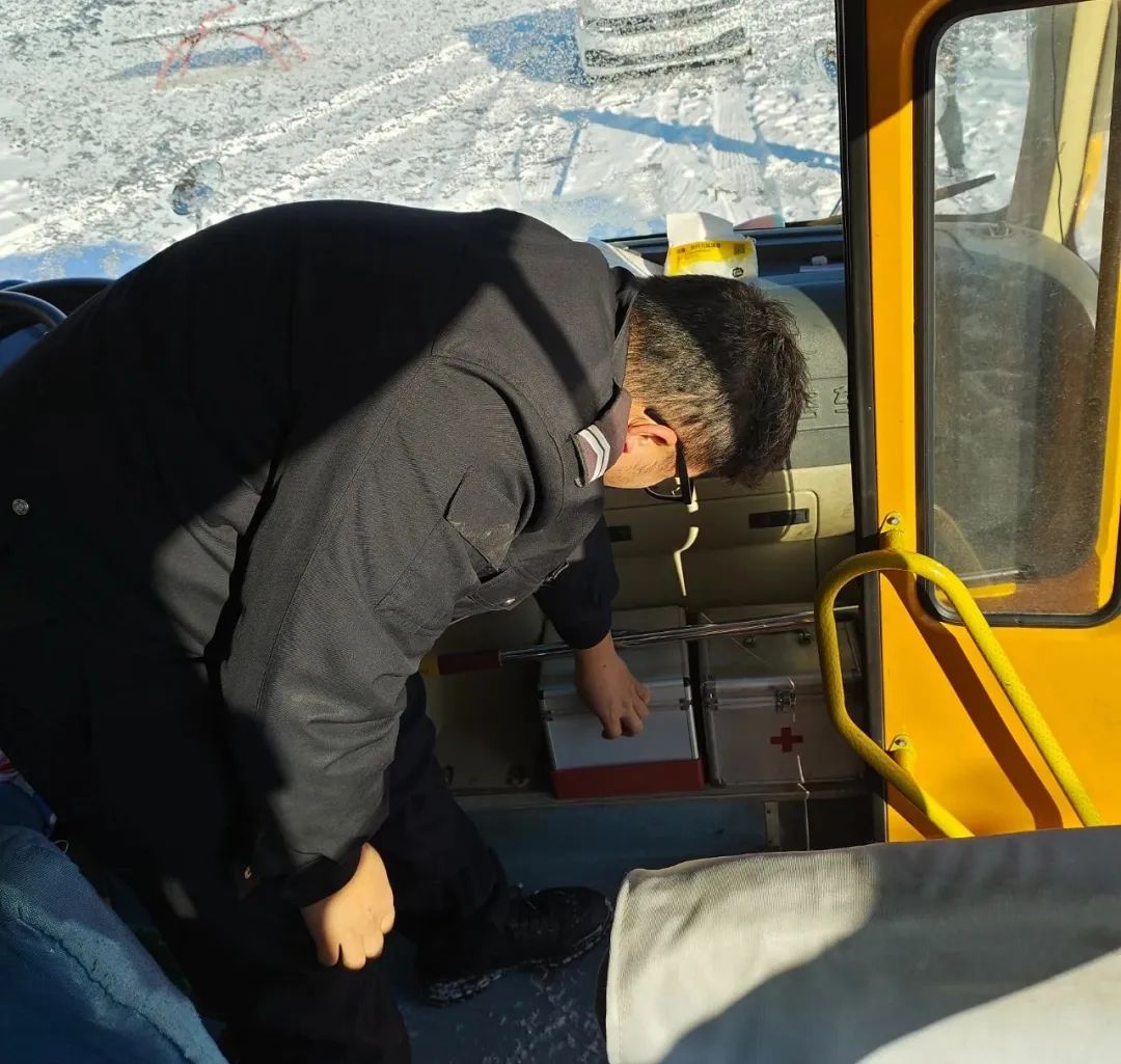 大廠交警擰緊校車交通“安全閥” 圖片