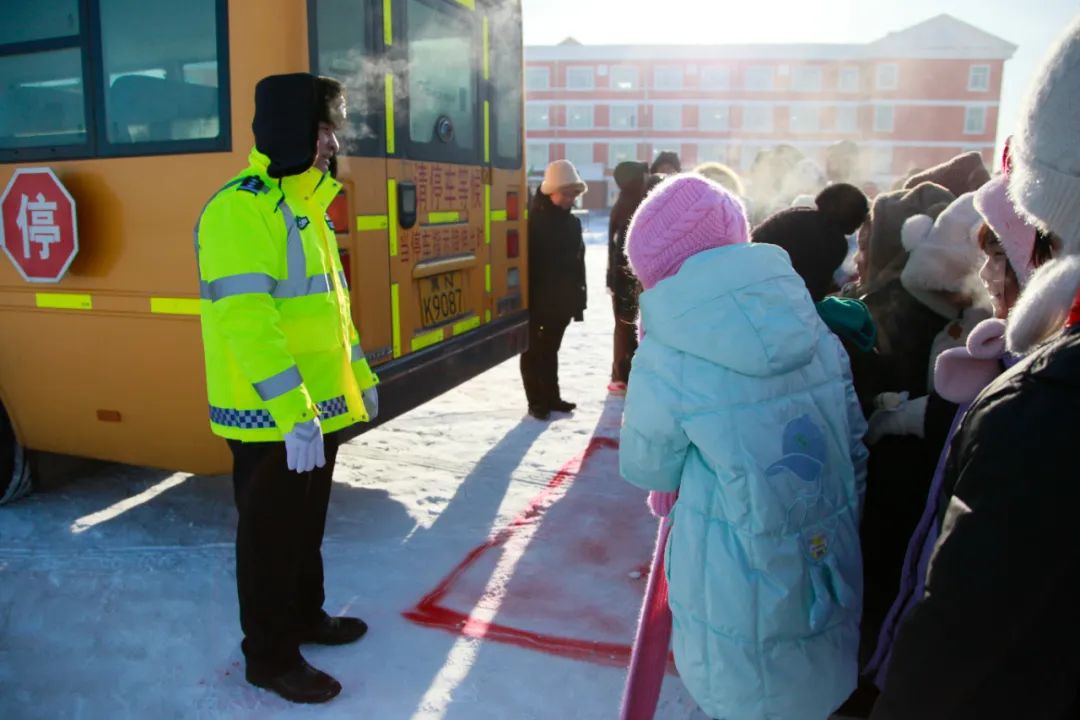 文明交通 你我同行 | 黑河交警扎緊校車安全關(guān)口 保障學(xué)生出行安全 圖片