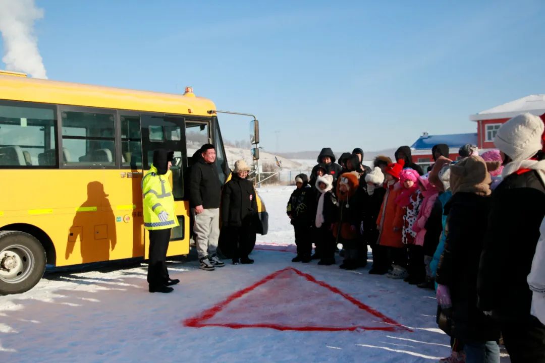 文明交通 你我同行 | 黑河交警扎緊校車安全關(guān)口 保障學(xué)生出行安全 圖片