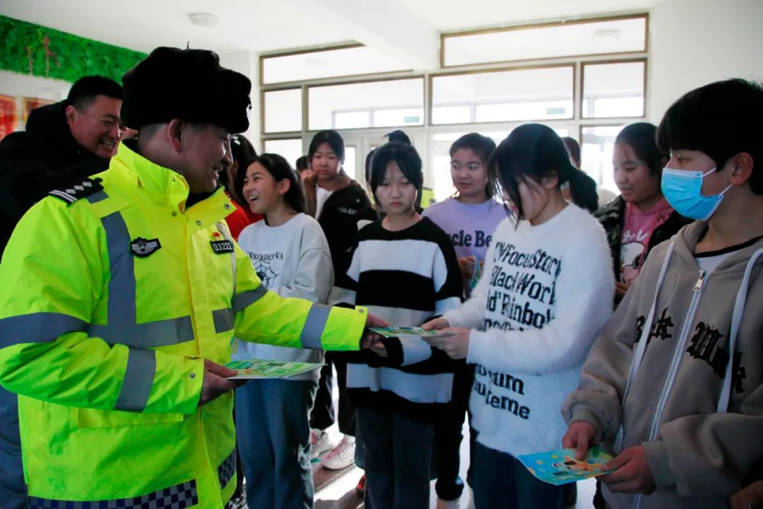 文明交通 你我同行 | 黑河交警扎緊校車安全關(guān)口 保障學(xué)生出行安全 圖片