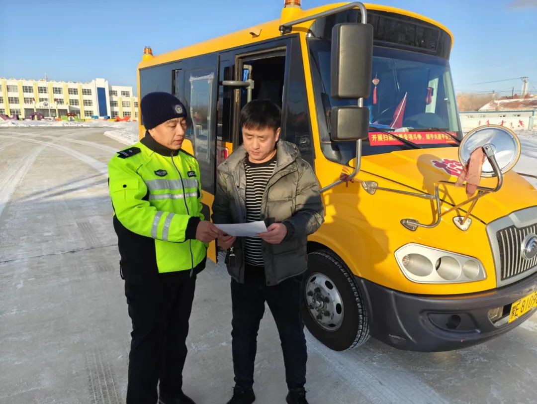 筑牢祖國北疆安全穩(wěn)定屏障百日攻堅(jiān) | 扎賚諾爾公安分局交警開展校車安全大檢查 筑牢護(hù)學(xué)平安路 圖片