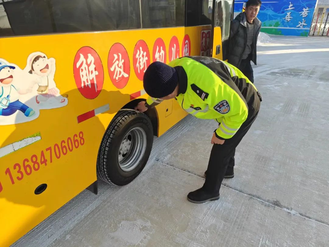 筑牢祖國北疆安全穩(wěn)定屏障百日攻堅(jiān) | 扎賚諾爾公安分局交警開展校車安全大檢查 筑牢護(hù)學(xué)平安路 圖片