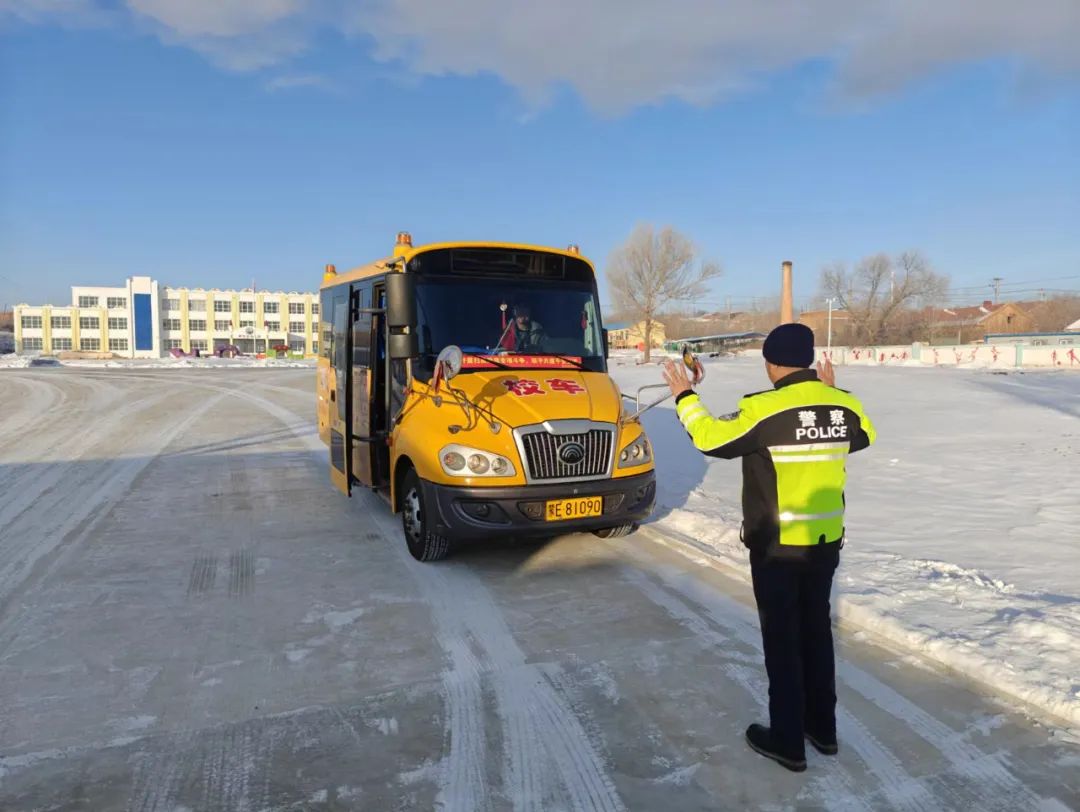 筑牢祖國北疆安全穩(wěn)定屏障百日攻堅(jiān) | 扎賚諾爾公安分局交警開展校車安全大檢查 筑牢護(hù)學(xué)平安路 圖片