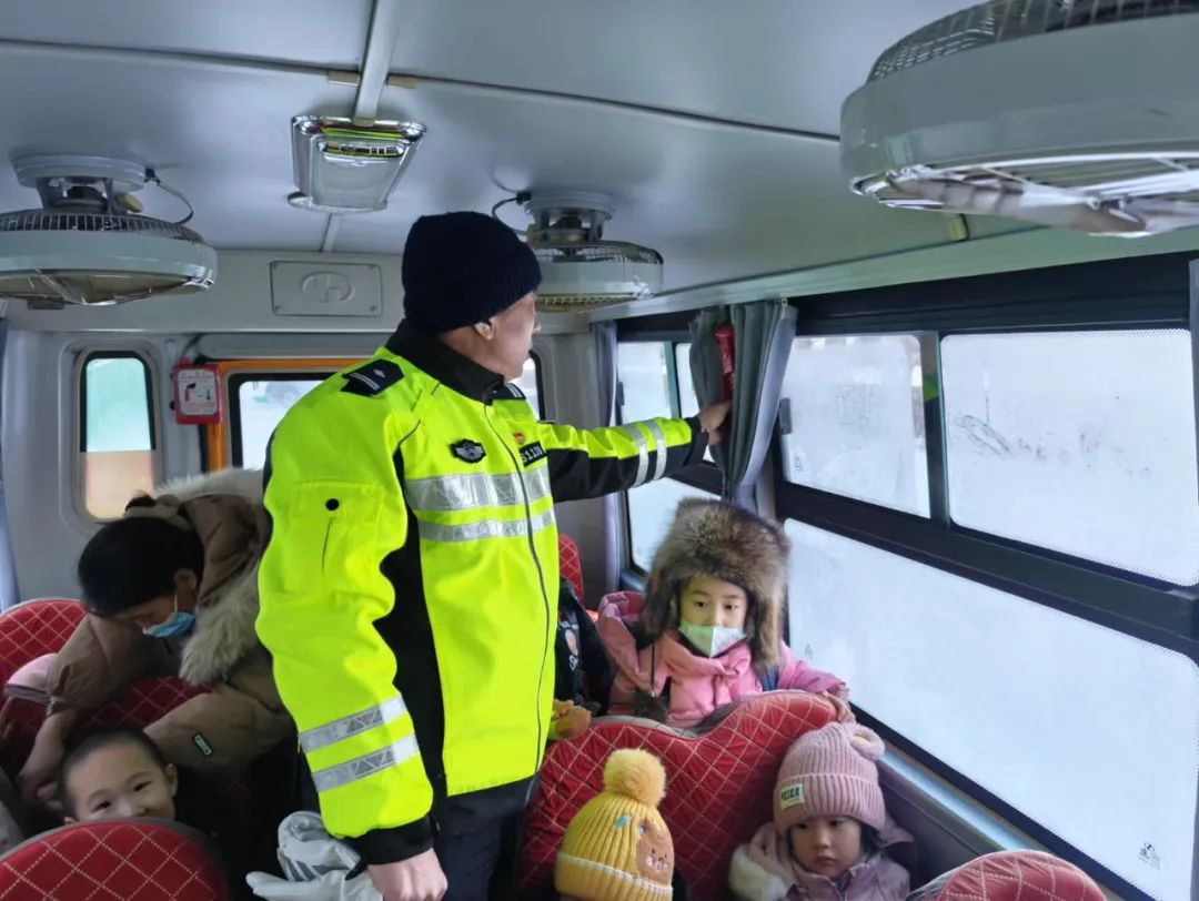 筑牢祖國北疆安全穩(wěn)定屏障百日攻堅(jiān) | 扎賚諾爾公安分局交警開展校車安全大檢查 筑牢護(hù)學(xué)平安路 圖片