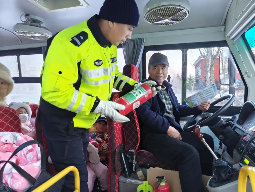 筑牢祖國北疆安全穩(wěn)定屏障百日攻堅(jiān) | 扎賚諾爾公安分局交警開展校車安全大檢查 筑牢護(hù)學(xué)平安路 圖片