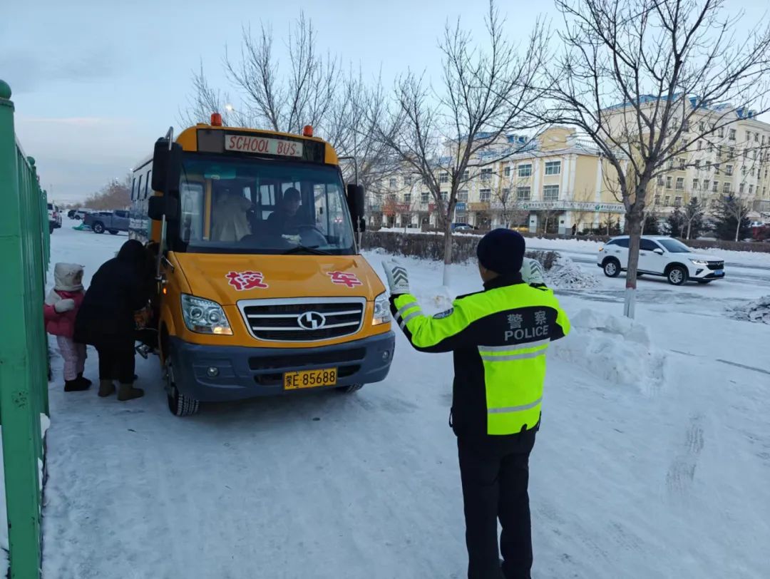 筑牢祖國北疆安全穩(wěn)定屏障百日攻堅(jiān) | 扎賚諾爾公安分局交警開展校車安全大檢查 筑牢護(hù)學(xué)平安路 圖片