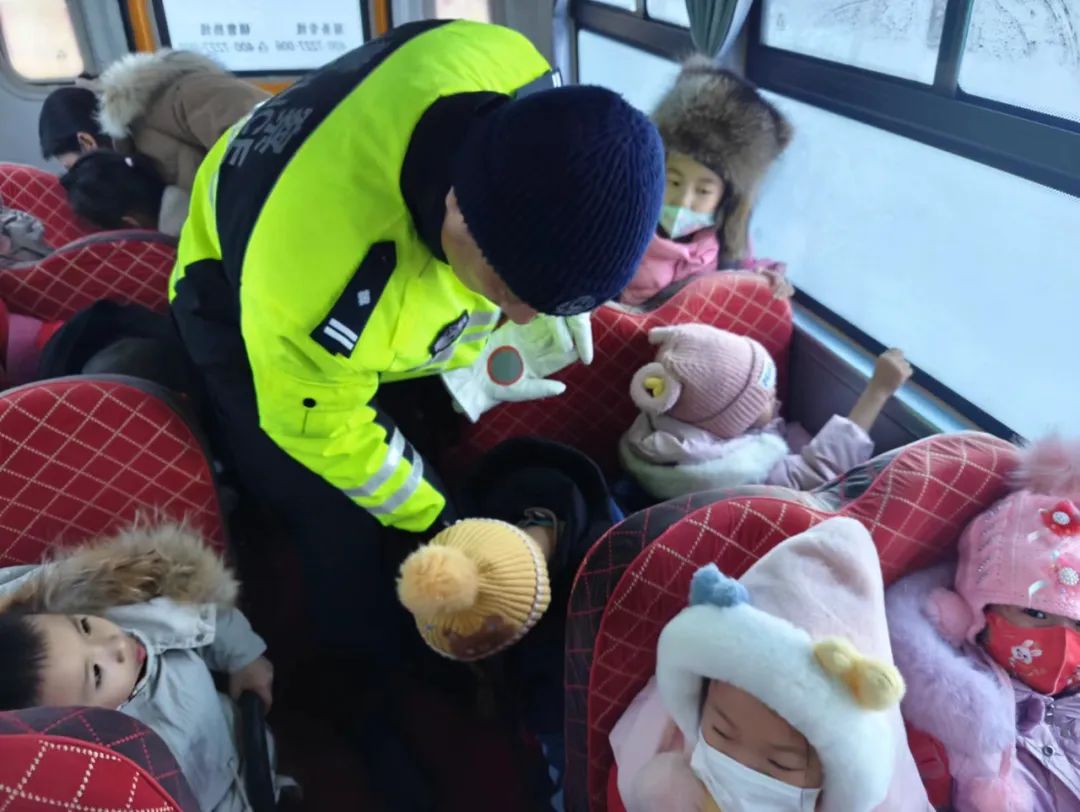 筑牢祖國北疆安全穩(wěn)定屏障百日攻堅(jiān) | 扎賚諾爾公安分局交警開展校車安全大檢查 筑牢護(hù)學(xué)平安路 圖片