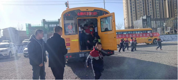 涼州區(qū)教育局組織開(kāi)展全區(qū)中小學(xué)校車安全培訓(xùn)會(huì)/ 圖片