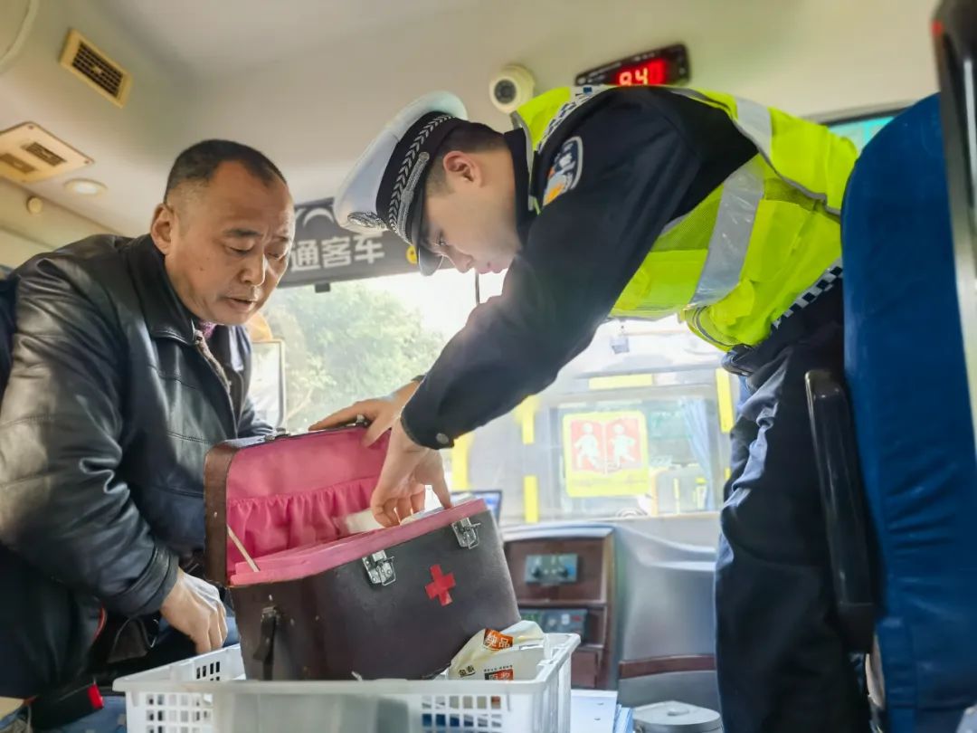 銅梁公安:嚴(yán)把校車“體檢關(guān)”全力護(hù)航上學(xué)路 圖片