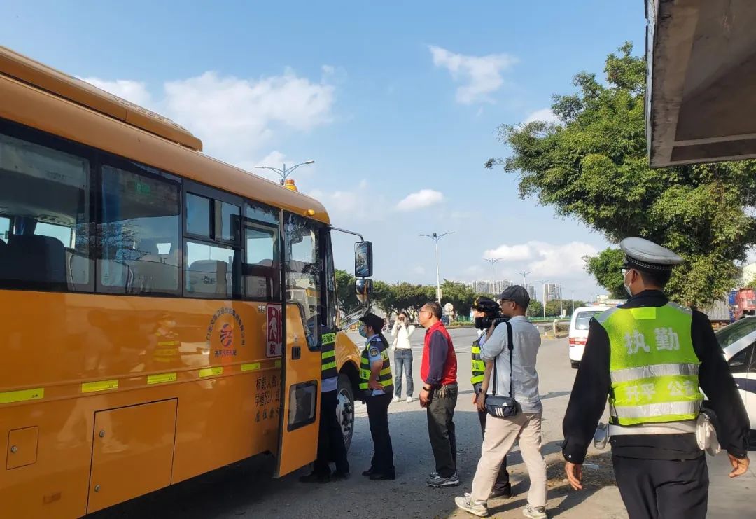 開平公安交警聯(lián)合開展校車整治行動 護(hù)航開學(xué)季 圖片