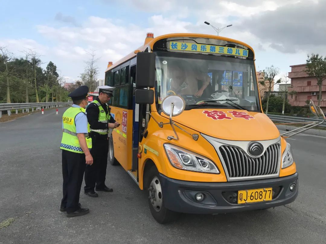 開平公安交警聯(lián)合開展校車整治行動 護(hù)航開學(xué)季 圖片