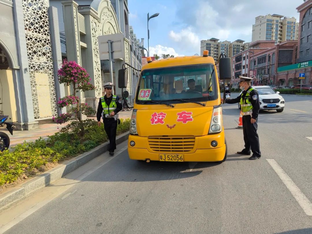 開平公安交警聯(lián)合開展校車整治行動 護(hù)航開學(xué)季 圖片