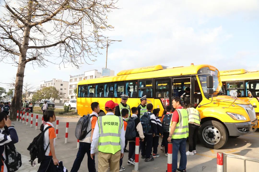 開平公安交警聯(lián)合開展校車整治行動 護(hù)航開學(xué)季 圖片
